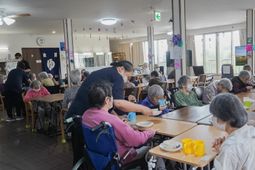 明るい食堂の日常風景