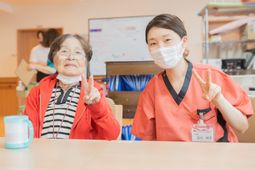笑顔の利用者とスタッフ