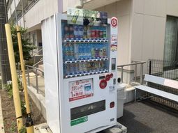 飲料の並ぶ販売機