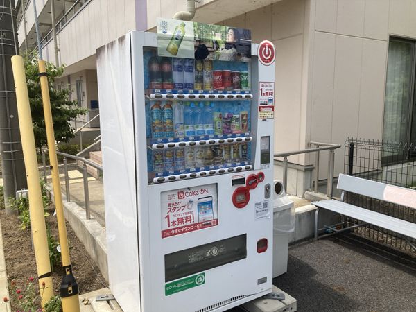 飲料の並ぶ販売機