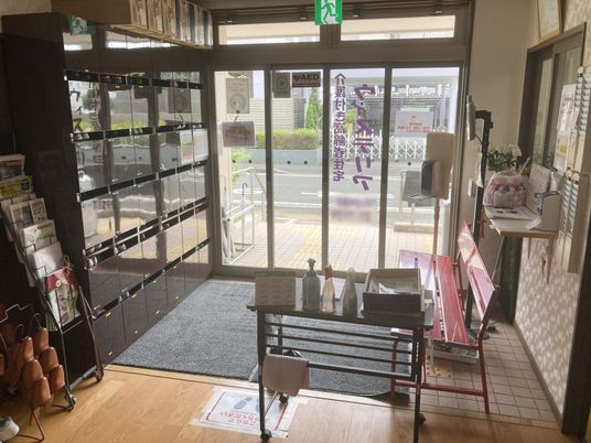 出入口のベンチ