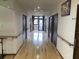 照明のある廊下