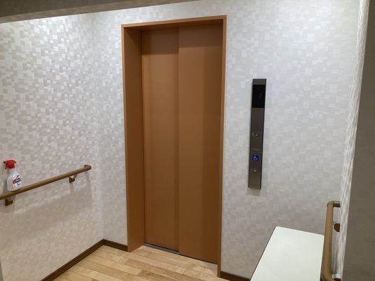 車椅子対応のエレベーター