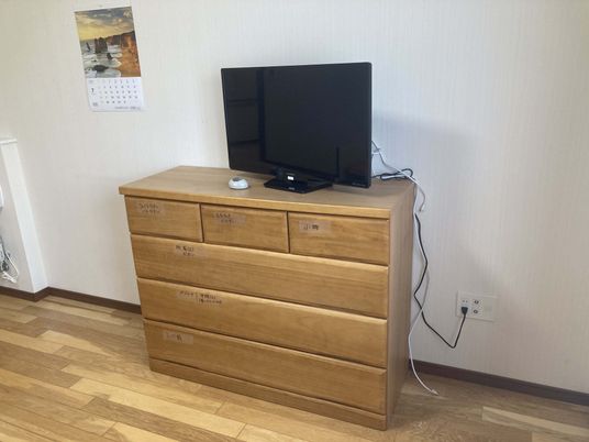 テレビとタンスの居室