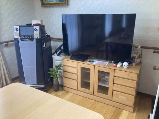 テレビとカラオケのある室内