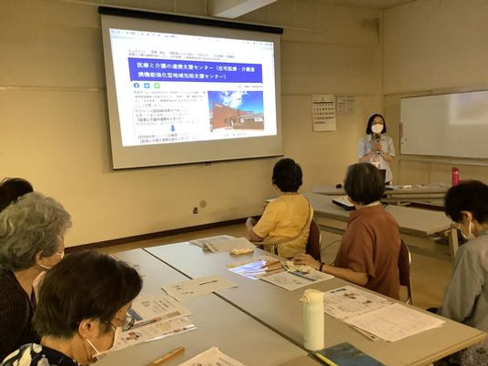 勉強会に参加する利用者たち