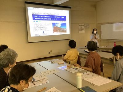 勉強会に参加する利用者たち