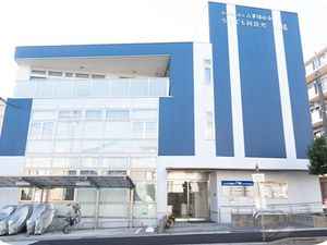 青い外観の建物  