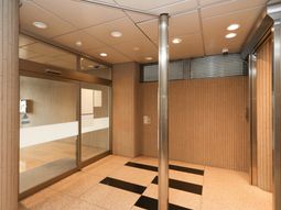 明るいエレベーター前