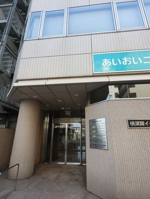 建物入口の正面ビュー