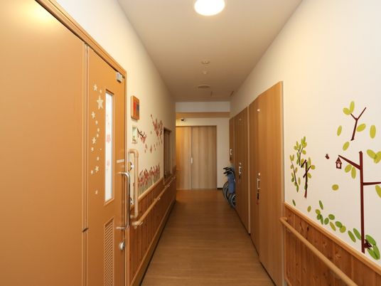 温かみのある廊下の様子