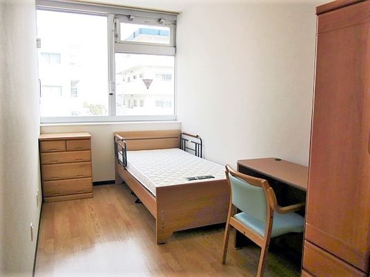 明るい個室の居室