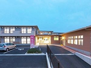 夕暮れの施設外観  