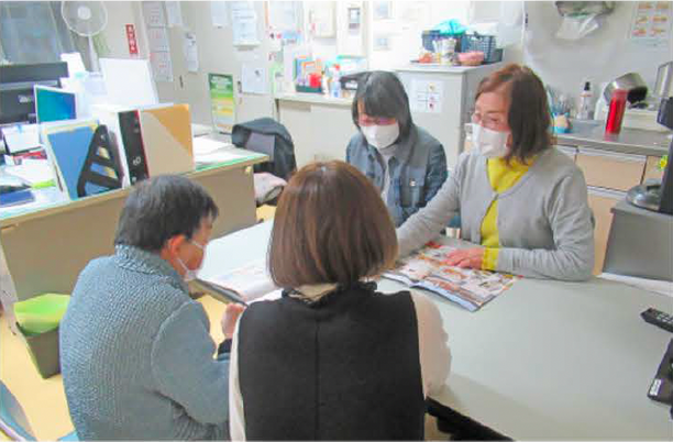話し合いをする人々の様子