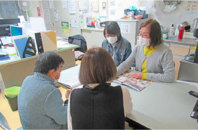 話し合いをする人々の様子