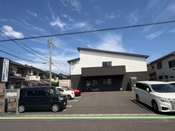 施設の外観と駐車場