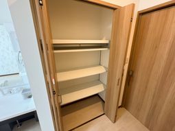 収納棚付き居室の一角  
