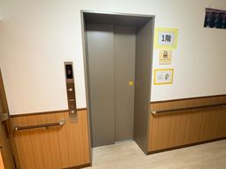 エレベーター前の廊下  