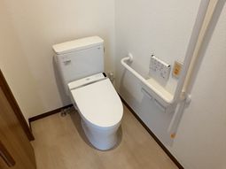 手すり付きトイレ  
