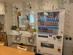 洗面台と自販機のある休憩室  