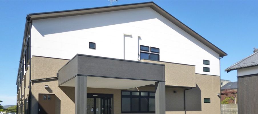 広い玄関の建物