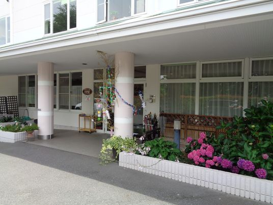 花壇のある玄関  