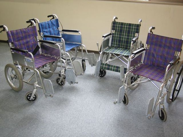 車椅子が並ぶ休憩室 休憩室   車椅子が複数並べられた落ち着いた空間です。備品の管理や移動のしやすさを確認しやすい様子です。
