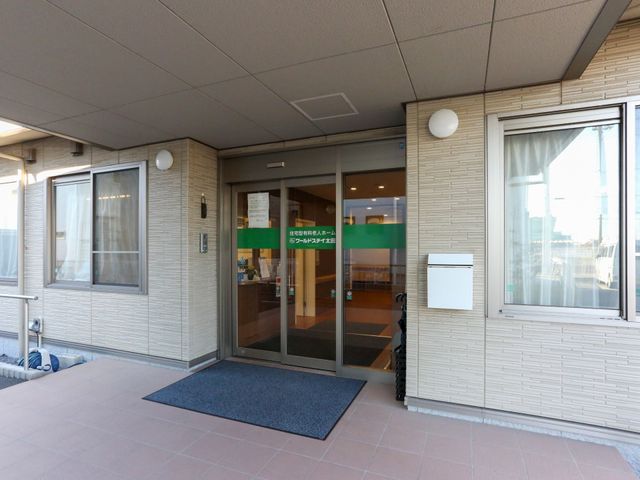 広々としたエントランス エントランス 広々としたエントランスで、来訪者の第一印象を明るく演出するお仕事です。