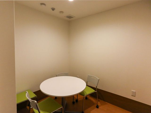 居室のテーブルセット 居室 静かな雰囲気の居室で、清潔感のあるテーブルとイスが備え付けられ、快適な環境を整えています。