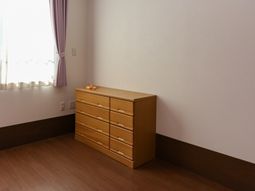 個室の家具と窓