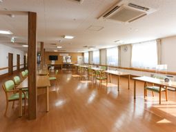 明るい食堂の様子