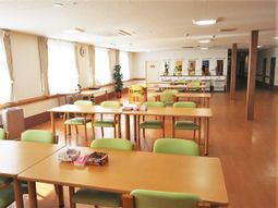 明るい食堂の様子