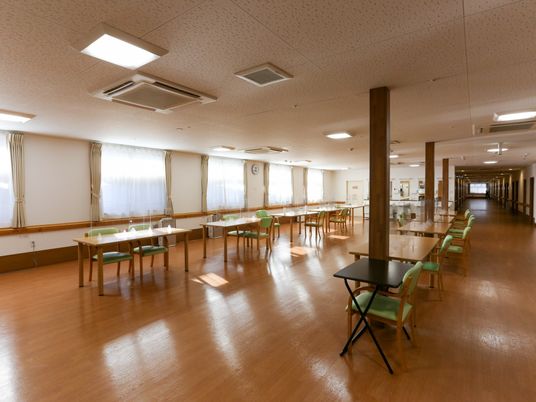 広い清潔な食堂