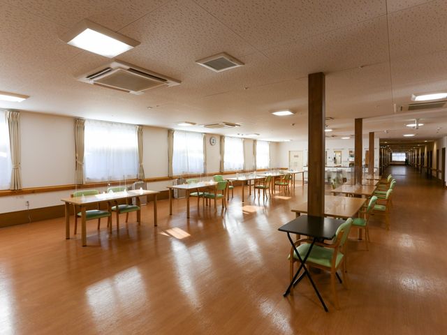 広い清潔な食堂 食堂 清潔で明るい食堂で、入居者の方々の健康を支えるやりがいのあるお仕事です。