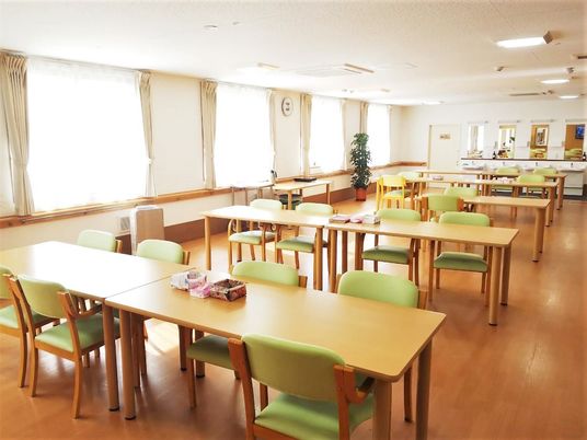食堂のテーブルと椅子