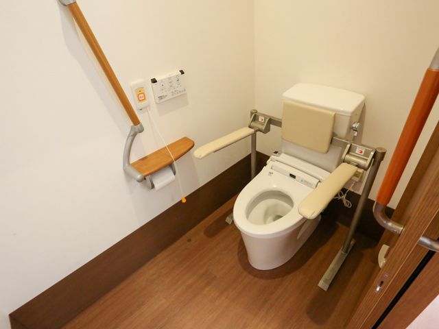安全設備完備のトイレ トイレ 手すりや安全機能が充実したトイレの環境で、利用者のサポートを行います。