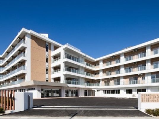 明るい外観の施設建物  