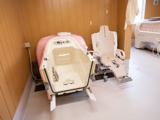 特殊浴槽と介助椅子