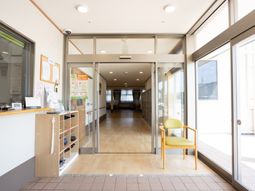 明るいエントランスの風景