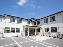 明るい外観の建物