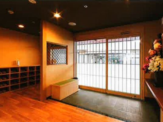 暖かい雰囲気の和室エントランス