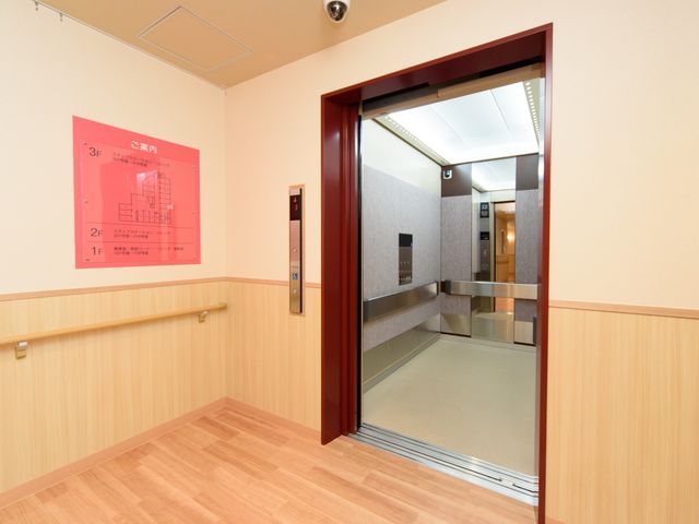 エレベーターの入口 エレベーター ゆとりある空間のエレベーターホールです。手すりが設置されており、誘導も安心です。