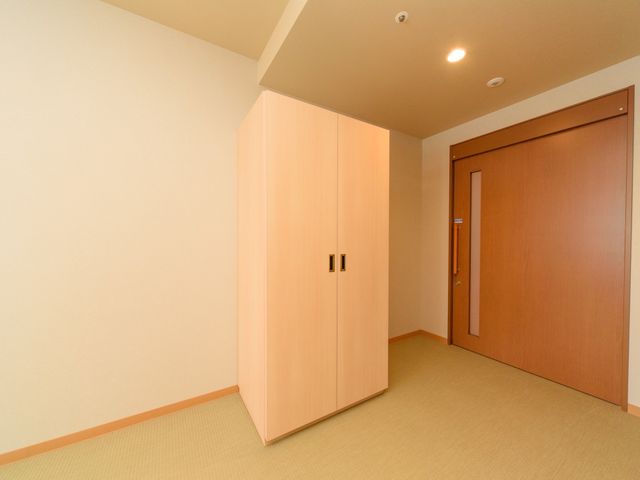 清潔な和室の一角 収納 落ち着いた雰囲気の居室です。和室の設計は、安心感を与え、ゆったりとした時間を過ごせるようになっています。