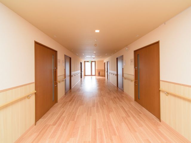 明るい廊下 通路 ゆったりとした清潔感溢れる通路です。温かみのある色合いで、心地よい環境が実現されています。