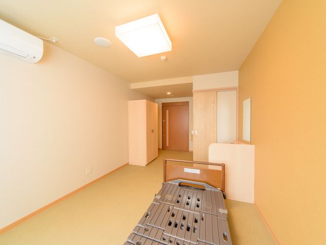 明るい広々とした居室 居室 ゆとりある空間の居室で、快適な個室生活を提供いたします。エアコン付きで、一年中過ごしやすい環境です。