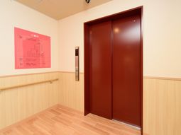 清潔感のある廊下とエレベーター