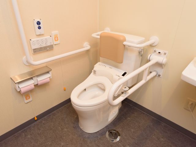 バリアフリー設計のトイレ トイレ 手すり付きの清潔なトイレ空間です。安心してご使用いただける環境を整えております。
