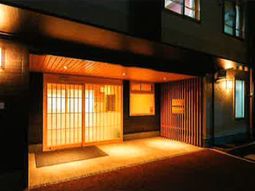 夜の暖簾と照明のエントランス