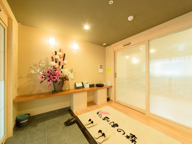 和の趣あるエントランス 玄関 落ち着いた雰囲気のエントランスです。広々とした土間には上質なお花と、「ようこそ」の文字がお出迎えしています。