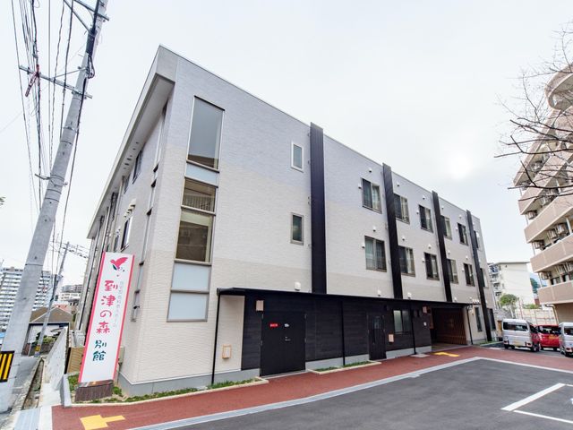 清潔感のある外観 外観 新しい外観と広々とした駐車スペースが魅力的な施設です。明るい雰囲気でお迎えすることができます。